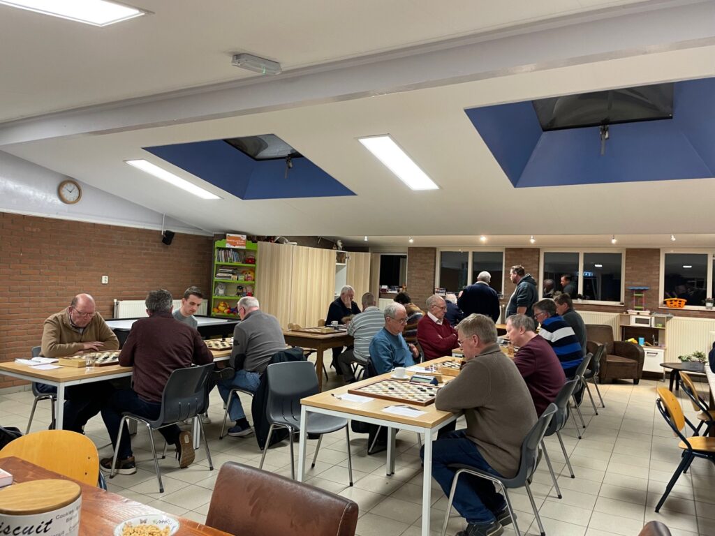 Spelers geconcentreerd aan het dambord tijdens de eerste tournooiavond in De Korenschoof te Ede maart-2026